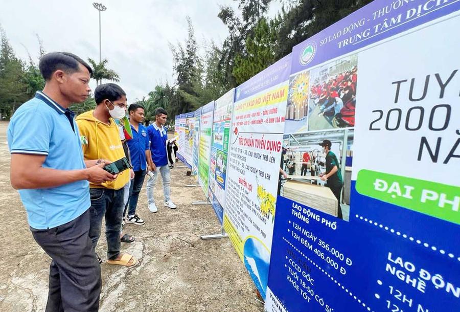 Lao động trong tỉnh tìm thông tin việc làm tại Phiên giao dịch lưu động ở xã Kon Chiêng. Ảnh: Đinh Yến