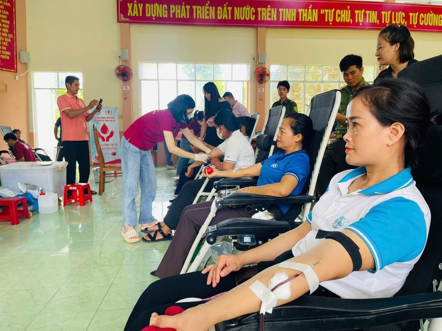 Đông đảo cán bộ, công chức, người dân 3 xã Ia Pa, Pờ Tó, Ia Tul tham gia hiến máu. Ảnh: Vũ Chi gen-h-z7027523073514-663f68ee5480c3afdd9e4d687baedc77.jpg