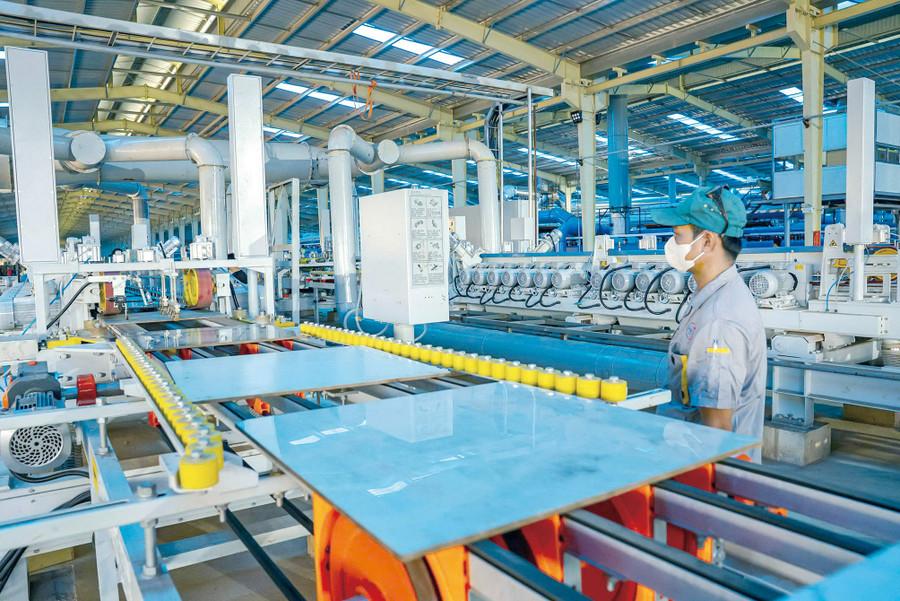 Dây chuyền sản xuất hiện đại của Nhà máy sản xuất gạch ốp lát granite, Công ty Cổ phần Công nghiệp Kamado (xã Tây Sơn). Ảnh: Dũng Nhân phat-trien-dia-phuong.jpg
