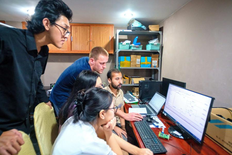 Các nhà khoa học trong nước và quốc tế hợp tác nghiên cứu khoa học cơ bản tại Trung tâm Quốc tế Khoa học và Giáo dục liên ngành. Ảnh: ICISE nghien-cuu-khoa-hoc.jpg