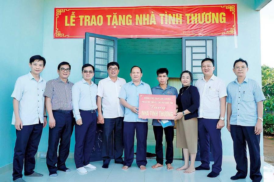 Đoàn công tác của Phó Bí thư Thường trực Tỉnh ủy Rah Lan Chung (thứ 5 từ trái sang) tặng nhà tình thương ở làng Bàng, xã Ia Phí. Ảnh: Đ.T Đoàn công tác của Phó Bí thư Thường trực Tỉnh ủy Rah Lan Chung (thứ 5 từ trái sang) tặng nhà tình thương ở làng Bàng, xã Ia Phí. Ảnh: Đ.T