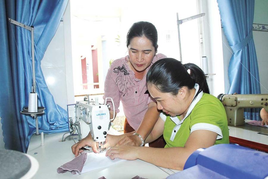 Hộ nghèo được đào tạo nghề nhằm chuyển đổi nghề, tự tạo việc làm hoặc tìm kiếm việc làm sau đào tạo, hướng tới thoát nghèo bền vững. Ảnh: N.M Hộ nghèo được đào tạo nghề nhằm chuyển đổi nghề, tự tạo việc làm hoặc tìm kiếm việc làm sau đào tạo, hướng tới thoát nghèo bền vững. Ảnh: N.M