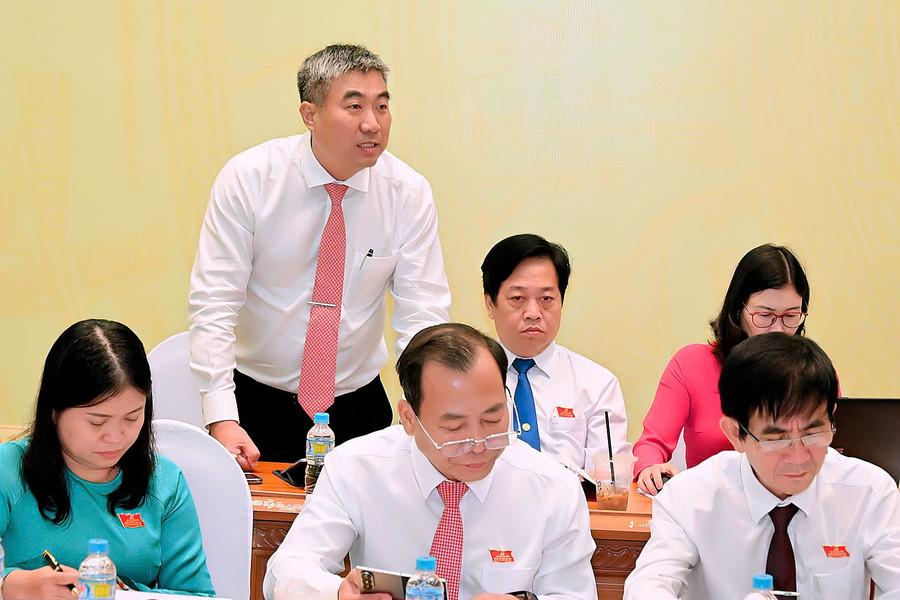 Phó Bí thư Đảng ủy phường Hội Phú Vũ Mạnh Định phát biểu tại buổi thảo luận tổ. Ảnh: Đức Thụy vumanhdinh.jpg