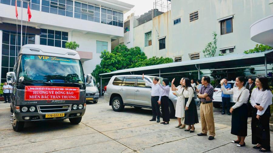 Lãnh đạo tỉnh động viên đoàn cán bộ y tế trước khi lên đường hỗ trợ người dân các tỉnh phía Bắc bị ảnh hưởng bởi thiên tai. Ảnh: Thảo Khuy lanh-dao-tinh-chao-dong-vien-nhan-vien-y-te.jpg