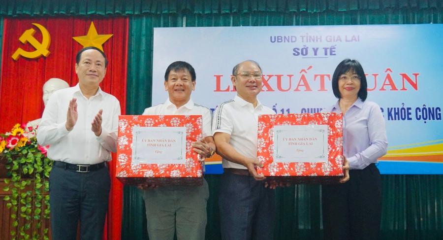 Chủ tịch UBND tỉnh Phạm Anh Tuấn (bìa trái) và Phó Chủ tịch UBND Nguyễn Thị Thanh Lịch (bìa phải) tặng quà động viên đại diện đoàn y tế. Ảnh: Thảo Khuy lanh-dao-tinh-tang-qua-dong-vien-nhan-vien-y-te.jpg