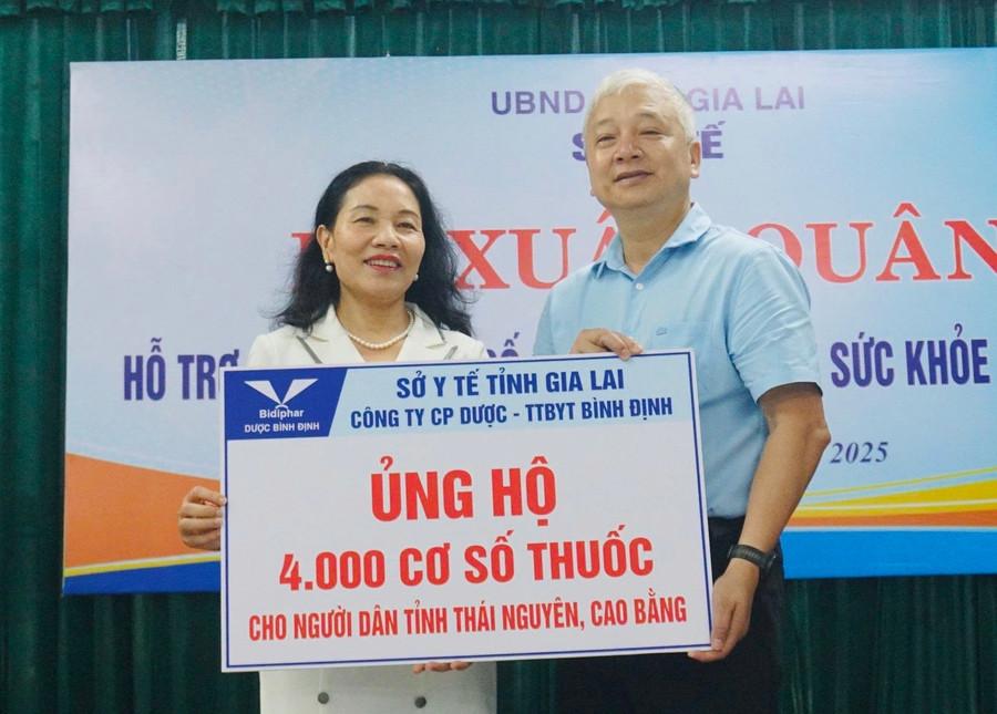 Bà Phạm Thị Thanh Hương-Tổng Giám đốc Công ty Cổ phần Dược-Trang thiết bị y tế Bình Định (Bidiphar) trao bảng tượng trưng ủng hộ cơ số thuốc cho ông Lê Quang Hùng-Giám đốc Sở Y tế tại lễ xuất quân. Ảnh: Thảo Khuy bidiphar-tang-vat-tu-y-te.jpg