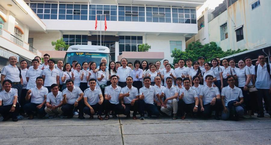 Các đại biểu chụp hình lưu niệm cùng đoàn nhân viên y tế trước giờ lên đường. Ảnh: Thảo Khuy chup-hinh-luu-niem-cung-nhan-vien-y-te.jpg