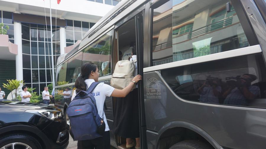 Các nhân viên trong đoàn chuẩn bị lên đường hỗ trợ công tác y tế. Ảnh: Thảo Khuy nhan-vien-y-te-len-duong.jpg