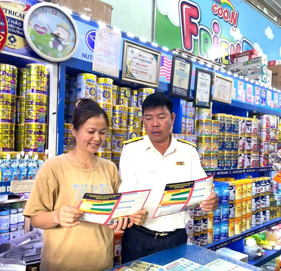 Khi nhận thông báo số tiền thuế phải nộp, bà Bùi Trần Thị Liễu (xã Chư Prông) nộp thuế trên ứng dụng eTax Mobile mà không cần phải đến cơ quan thuế nộp như trước đây. Ảnh: Sơn Ca he-thong-thue.jpg