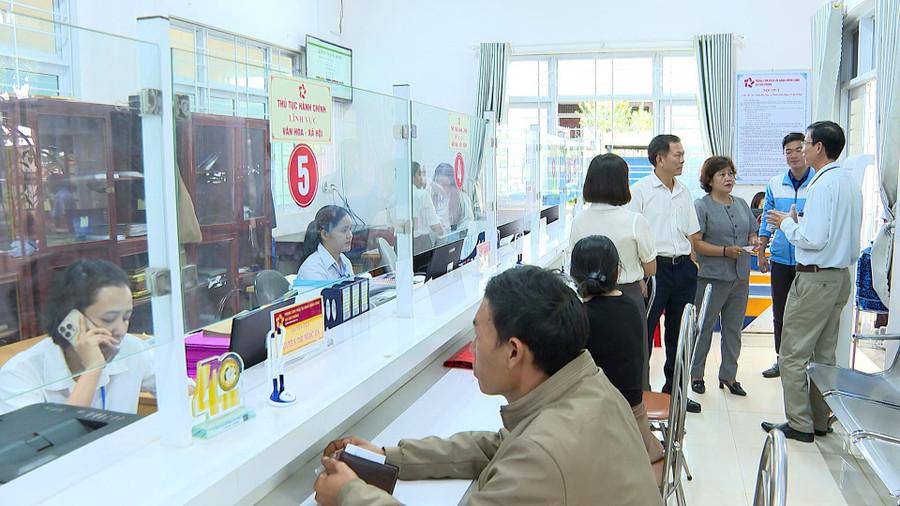 Đoàn công tác của Ban Pháp chế HĐND tỉnh khảo sát thực tế hoạt động tại Trung tâm Phục vụ hành chính công xã Chư Prông. Ảnh: R'Piên doan-khao-sat-cua-ban-phap-che-hdnd-tinh-kiem-tra-thuc-te-hoat-dong-tai-trung-tam-phuc-vu-hanh-chinh-cong-xa-chu-prong-sang-14-10-anh-rpien.jpg