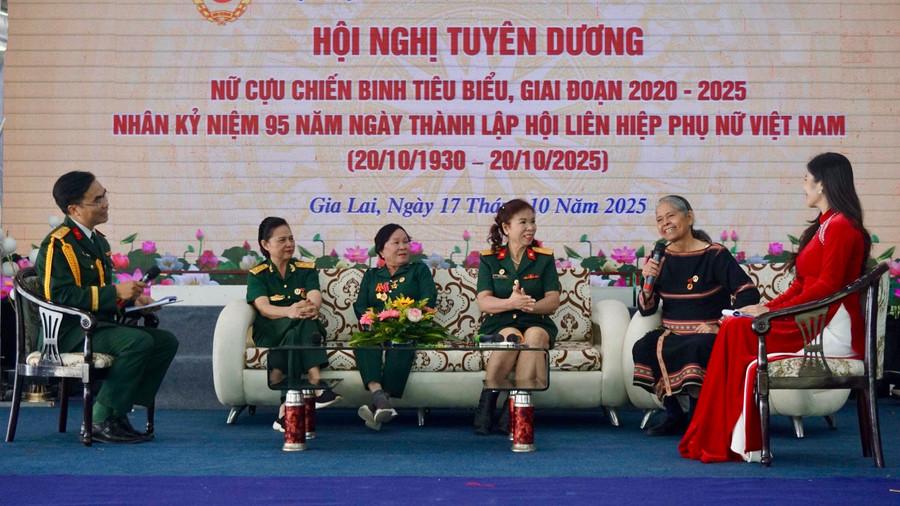 Các nữ cựu chiến binh tiêu biểu giao lưu tại hội nghị. Ảnh: Thảo Khuy tuyen-duong-cuu-chien-binh-7.jpg