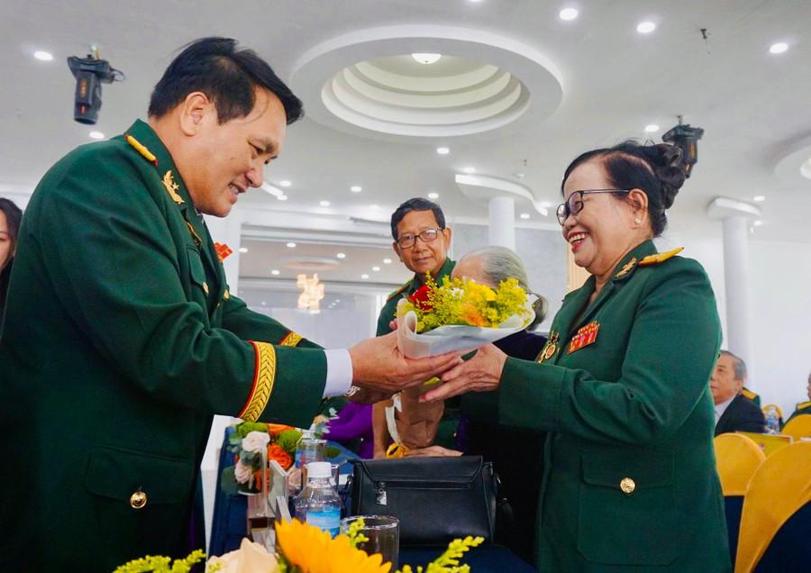 Ông Phạm Mạnh Hùng-Phó Chủ tịch Ủy ban MTTQ Việt Nam tỉnh Gia Lai, Chủ tịch Hội CCB tỉnh-tặng hoa tri ân Anh hùng Lực lượng vũ trang nhân dân Nguyễn Thị Phúc. Ảnh: Thảo Khuy tuyen-duong-cuu-chien-binh-5.jpg