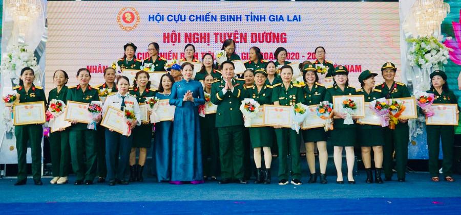 Phó Chủ tịch HĐND tỉnh Huỳnh Thúy Vân và Phó Chủ tịch Ủy ban MTTQ Việt Nam tỉnh Phạm Mạnh Hùng tuyên dương các nữ CCB tiêu biểu. Ảnh: Thảo Khuy tuyen-duong-cuu-chien-binh.jpg