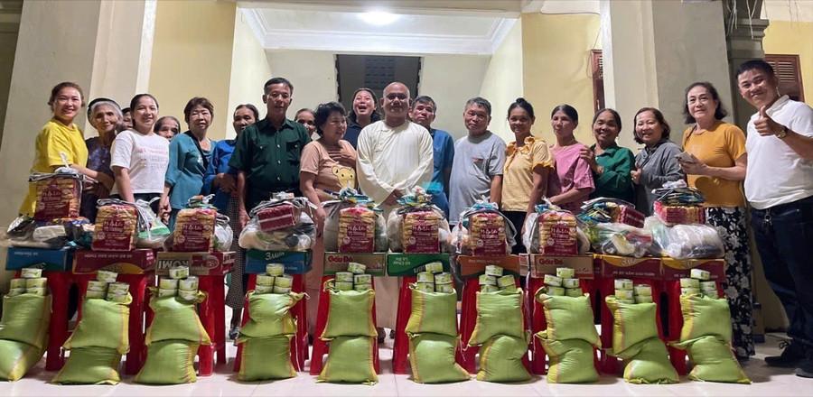 Đoàn cứu trợ tặng quà tại tỉnh Thái Nguyên. Ảnh: ĐVCC hoi-bao-tro-benh-nhan-ngheo-tinh-cuu-tro-lu-lut-3-5621.jpg