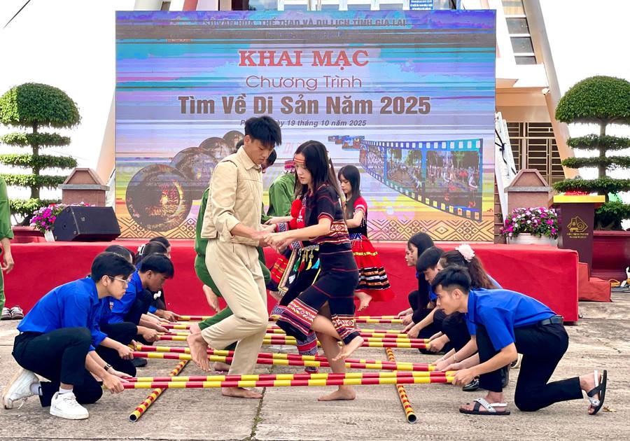 Các em học sinh hào hứng tham gia nhảy sạp tại chương trình. Ảnh: Lam Nguyên eed0d421bf1b32456b0a.jpg