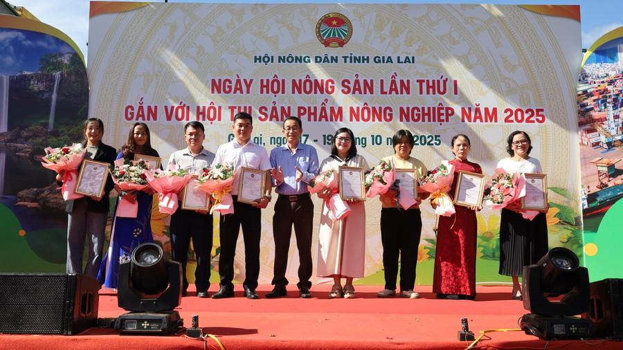 Trao giải khuyến khích cho các sản phẩm nông nghiệp tiêu biểu Ảnh: Ksor Tuối trao-giai-khuyen-khich-cho-san-pham-nong-nghiep-tieu-bieu.jpg