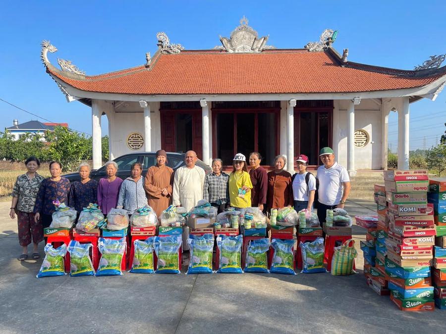 Đoàn cứu trợ tặng quà tại tỉnh Thanh Hóa. Ảnh: ĐVCC hoi-bao-tro-benh-nhan-ngheo-tinh-cuu-tro-lu-lut-1.jpg