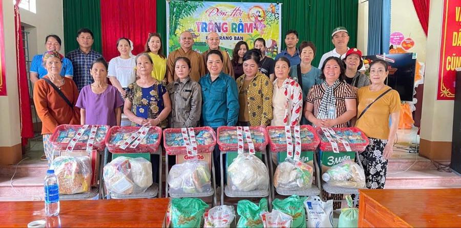 Đoàn cứu trợ tặng quà tại tỉnh Bắc Ninh. Ảnh: ĐVCC hoi-bao-tro-benh-nhan-ngheo-tinh-cuu-tro-lu-lut-2-9681.jpg