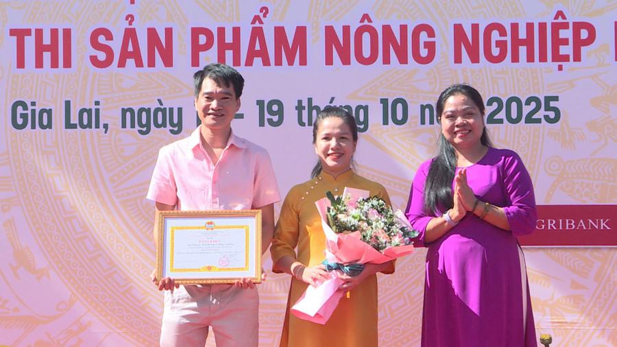 Trao giải nhất cho nông dân có ý tưởng/dự án khởi nghiệp, sáng tạo. Ảnh: Ksor Tuối trao-giai-nhat-cuoc-thi-nong-dan-khoi-nghiep-sang-tao.jpg
