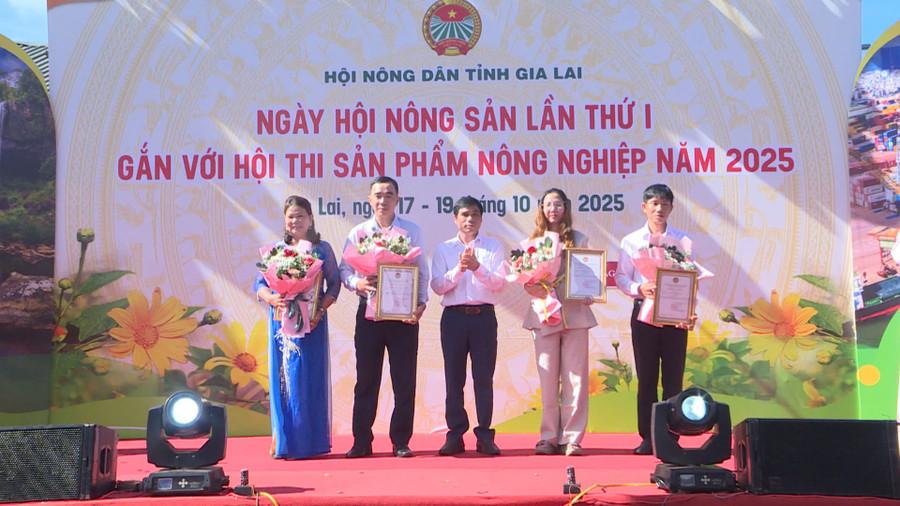 Trao các giải Nhì sản phẩm nông nghiệp tiêu biểu. Ảnh Ksor Tuối trao-giay-chung-nhan-cho-cac-san-pham-dat-giai-2.jpg