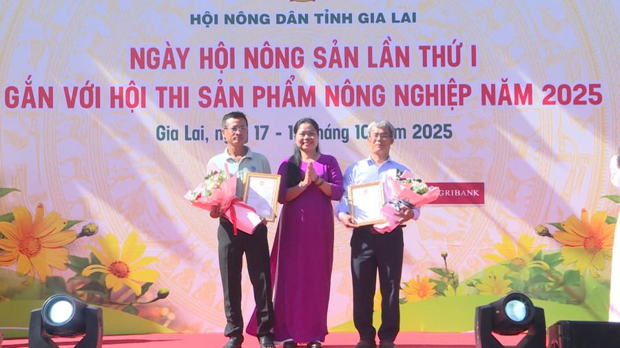 Trao giải nhất cho hội viên có sản phẩm nông nghiệp tiêu biểu. Ảnh Ksor Tuối trao-giai-nhat-cho-cac-san-pham-nong-nghiep-tieu-bieu.jpg