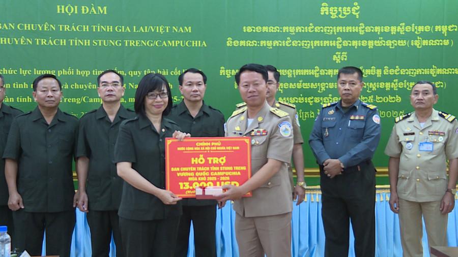 Phó Chủ tịch UBND tỉnh, Trưởng Ban Chuyên trách tỉnh Gia Lai Nguyễn Thị Thanh Lịch (hàng đầu, bên trái) trao số tiền hỗ trợ 13.000 USD của Chính phủ Việt Nam cho Ban Chuyên trách tỉnh Stung Treng. Ảnh: Đoàn Bình dung-hd00-07-26-16still941.jpg