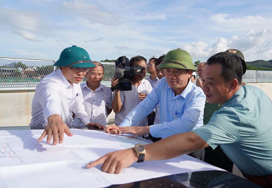 Chủ tịch UBND tỉnh Phạm Anh Tuấn (thứ 2 từ phải sang, hàng đầu) khảo sát địa điểm quy hoạch Khu công nghiệp Bình Hiệp (xã Bình Hiệp). Ảnh: N.H Chủ tịch UBND tỉnh Phạm Anh Tuấn (thứ 2 từ phải sang, hàng đầu) khảo sát địa điểm quy hoạch Khu công nghiệp Bình Hiệp (xã Bình Hiệp).