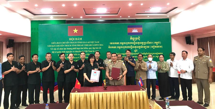 Ban Chuyên trách 2 tỉnh Gia Lai và Preah Vihear ký kết biên bản thỏa thuận. Ảnh: Đoàn Bình anh-1.jpg