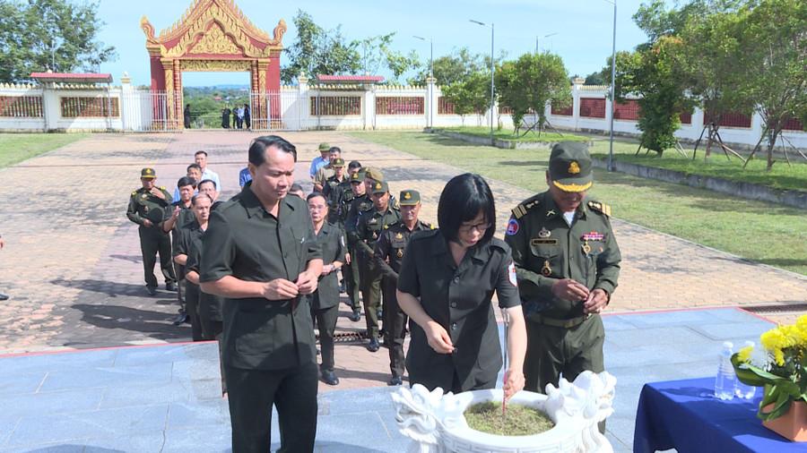 Ban Chuyên trách tỉnh Gia Lai và Bộ Tư lệnh Quân khu I (Quân đội Hoàng gia Campuchia) dâng hương tại Đài tưởng niệm các anh hùng liệt sĩ Campuchia-Việt Nam ở thành phố Stung Treng. Ảnh: Đoàn Bình dung-hd00-07-49-19still942.jpg