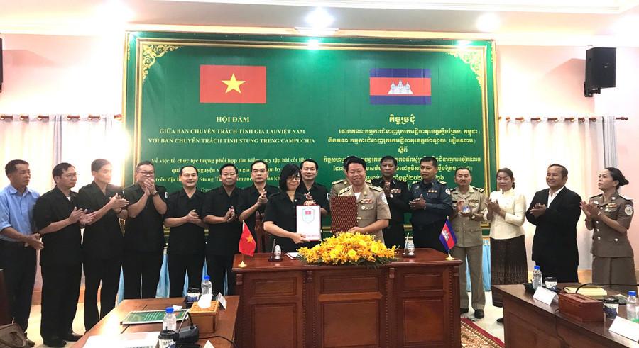 Ban Chuyên trách 2 tỉnh Gia Lai và Stung Treng thống nhất ký biên bản thỏa thuận. Ảnh: Đoàn Bình anh-1.jpg