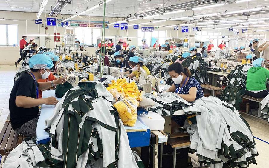 Công nhân làm việc tại một xưởng may gia công quần áo xuất khẩu trên địa bàn xã An Lương. Ảnh: N.H Công nhân làm việc tại một xưởng may gia công quần áo xuất khẩu trên địa bàn xã An Lương.