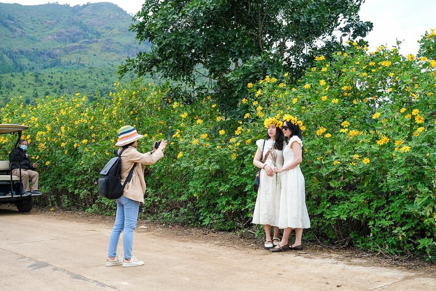 Lễ hội hoa dã quỳ-núi lửa Chư Đang Ya là dịp tôn vinh bản sắc văn hóa, thiên nhiên gắn với kích cầu du lịch. Ảnh: Hoàng Ngọc anh-hoang-ngoc.jpg