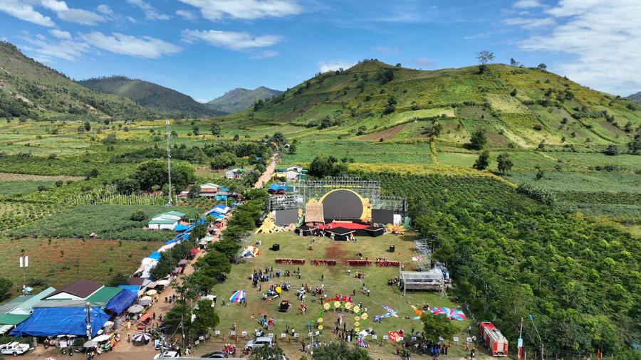 Tháng 11 hằng năm thường diễn ra lễ hội hoa dã quỳ gắn với ngọn núi lửa triệu năm. Ảnh: Tấn Kần img-5696.jpg