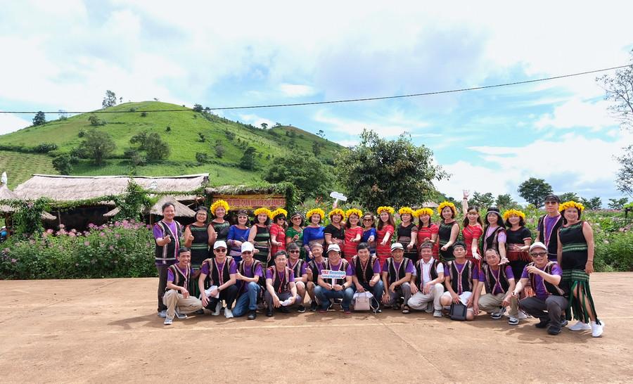 Khi những bông dã quỳ đầu tiên khoe sắc, các đơn vị lữ hành đã đưa nhiều đoàn du khách đến checkin núi lửa. Ảnh: Hoàng Ngọc h2.jpg