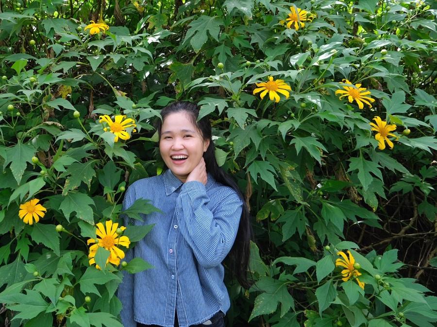 Du khách thích thú chụp cùng dã quỳ đầu mùa trên núi lửa. Ảnh: Hoàng Ngọc h3.jpg