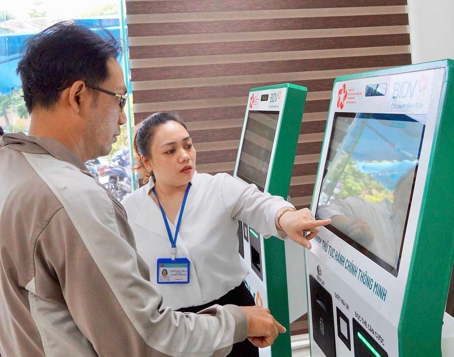 Hỗ trợ người dân thực hiện các bước tại KIOS TTHC thông minh tại Trung tâm Phục vụ hành chính công tỉnh. Ảnh: An Khang ho-tro-nguoi-dan-thuc-hien-cac-buoc-tai-kios-tthc-thong-minh-tai-trung-tam-phuc-vu-hanh-chinh-cong-tinh-gia-lai.jpg