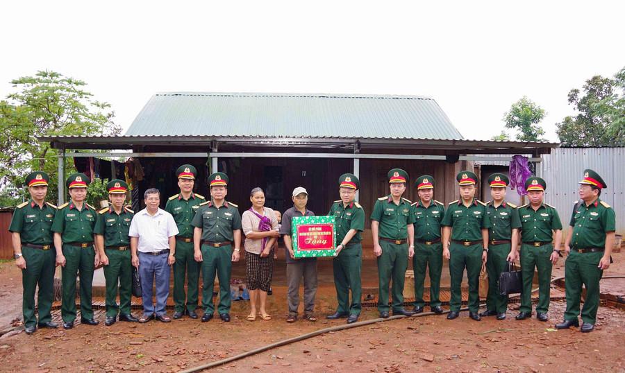 Đoàn công tác Bộ Quốc phòng và Binh đoàn 15 tặng quà cho các gia đình có hoàn cảnh khó khăn. Ảnh: Thanh Quý doan-cong-tac-bo-quoc-phong-va-binh-doan-15-den-tham-va-trao-qua-tang-cac-gia-dinh-co-hoan-canh-kho-khan-tren-dia-ban.jpg
