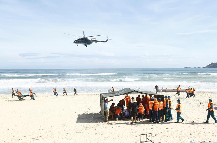 Cuộc diễn tập được tổ chức theo mô hình liên ngành - đa lực lượng, mô phỏng tình huống tàu bay quốc tế gặp nạn trên khu vực ven biển Quy Nhơn. Ảnh: H.P 1.jpg