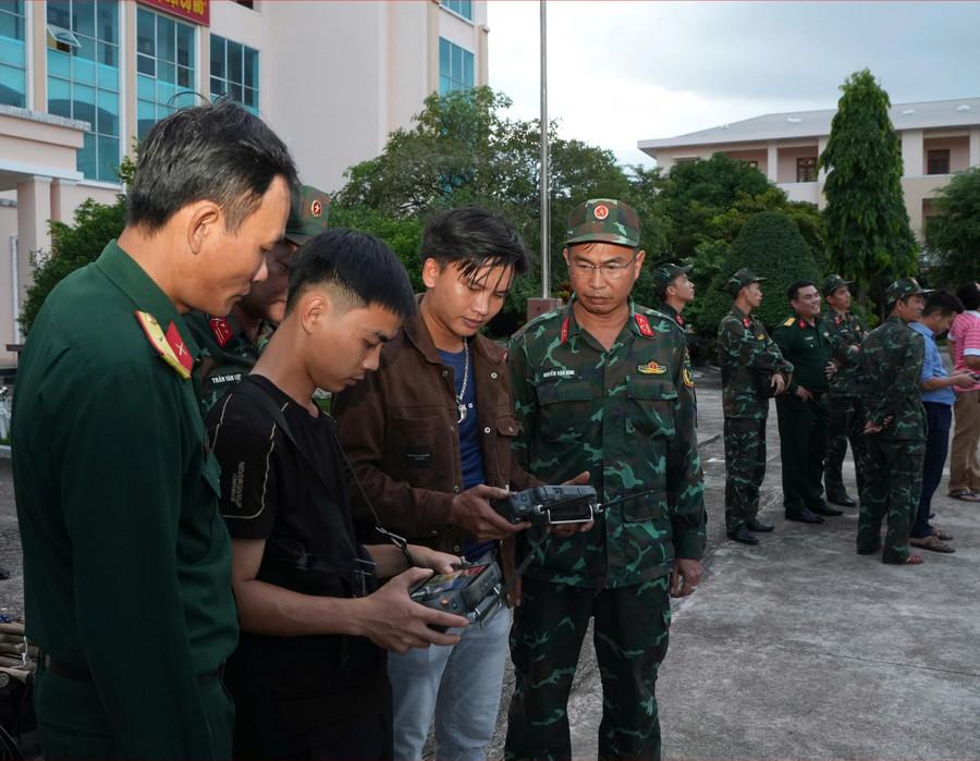 Nhân viên Công ty TNHH Chuyển đổi số Đăng ký bay Việt Nam thực hiện buổi bay thử tại Bộ CHQS tỉnh. Ảnh: Man Đức Dũng nhan-vien-ky-thuat-cong-ty.jpg