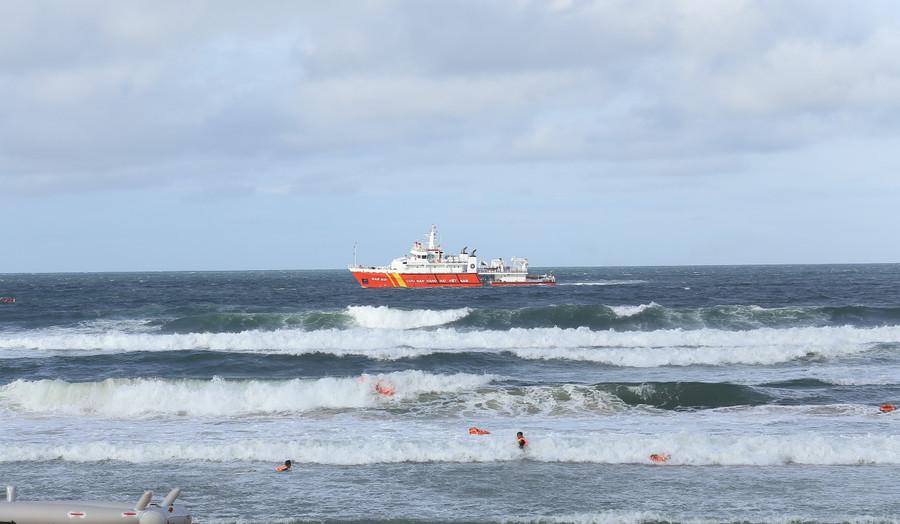 Tàu thuyền được huy động để tham gia ứng cứu trên biển. Ảnh: H.P img-6643.jpg