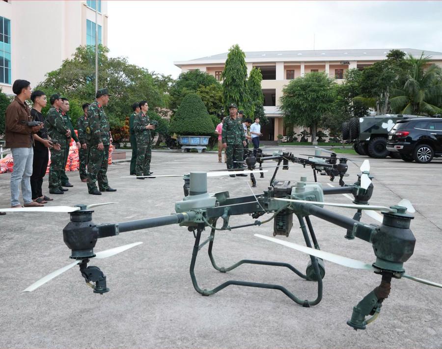 Bộ CHQS tỉnh đã tiếp nhận 2 thiết bị bay không người lái phục vụ vận chuyển, tiếp tế. Ảnh: Man Đức Dũng thiet-bi-bay-khong-nguoi-lai.jpg