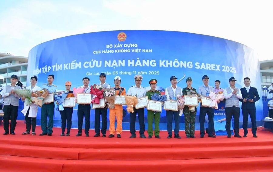 Ban Tổ chức khen thưởng các tập thể, cá nhân có thành tích xuất sắc trong cuộc diễn tập. Ảnh: H.P z7188730471129-010f4da0d024332ef8a099568124696a.jpg