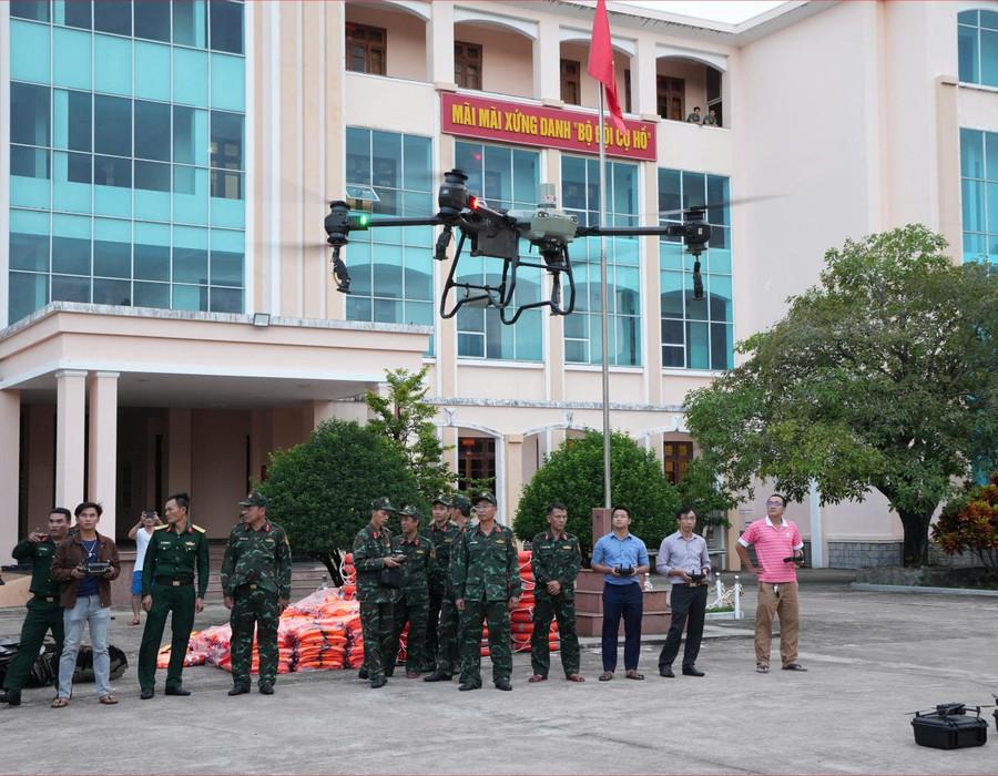 Bay thử thiết bị để sẵn sàng đưa vào phục vụ ứng phó bão Kalmaegi. Ảnh: Man Đức Dũng bay-thu-thiet-bi-bay.jpg