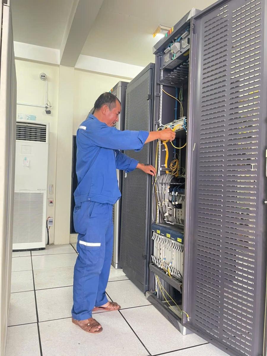Kỹ sư công nghệ thông tin VNPT Gia Lai kiểm tra, vận hành hệ thống trạm BTS, đường truyền mạng. Ảnh: T.Lợi anh.jpg