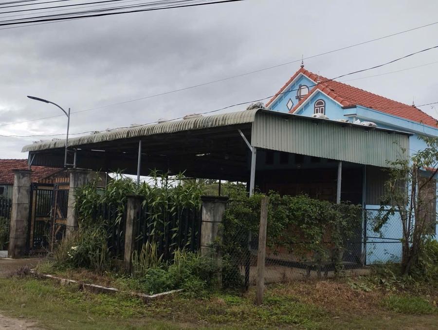 Người dân xã Kbang sử dụng bao cát để dằn mái nhà. Ảnh: Minh Nguyễn z7194034630275-ce34f2a73bc6878e454f7e370c14405d.jpg