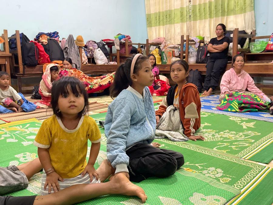 Người dân buôn Nu (xã Uar) đang tránh bão tại Trường THPT số 2 Nguyễn Du. Ảnh: Vũ Chi nguoi-dan-buon-nu-xa-uar-dang-tranh-bao-tai-truong-thpt-so-2-nguyen-du-anh-vu-chi.jpg