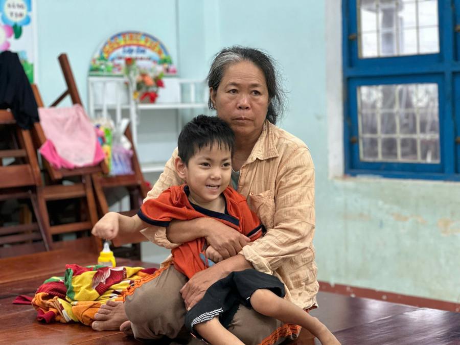 Tại điểm Trường Tiểu học số 2 Phước Sơn (xã Tuy Phước Đông) đang có 20 người dân đến sơ tán tập trung và sẽ tiếp tục tiếp nhận người đến sơ tán trong hôm nay. Ảnh: Thảo Khuy tuy-phuoc-dong.jpg