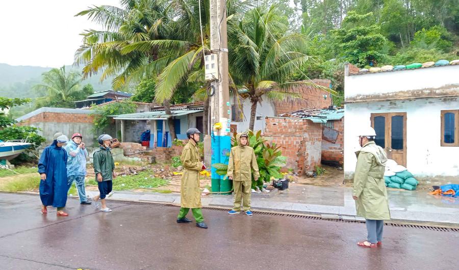 Khu vực gành Trên ở làng biển Nhơn Hải, người dân đã sơ tán đến nơi an toàn. Ảnh: Ngọc Nhuận khu-vuc-ganh-tren-o-lang-bien-nhon-hai-nguoi-dan-da-so-tanjpg.jpg