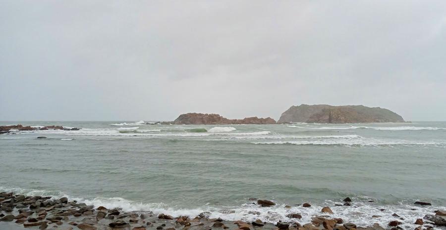 Vùng biển Nhơn Hải trong sáng 6-11 đã bắt đầu có sóng lớn. Ảnh: Ngọc Nhuận vung-bien-nhon-hai-sang-6-11-co-song-lonjpg.jpg