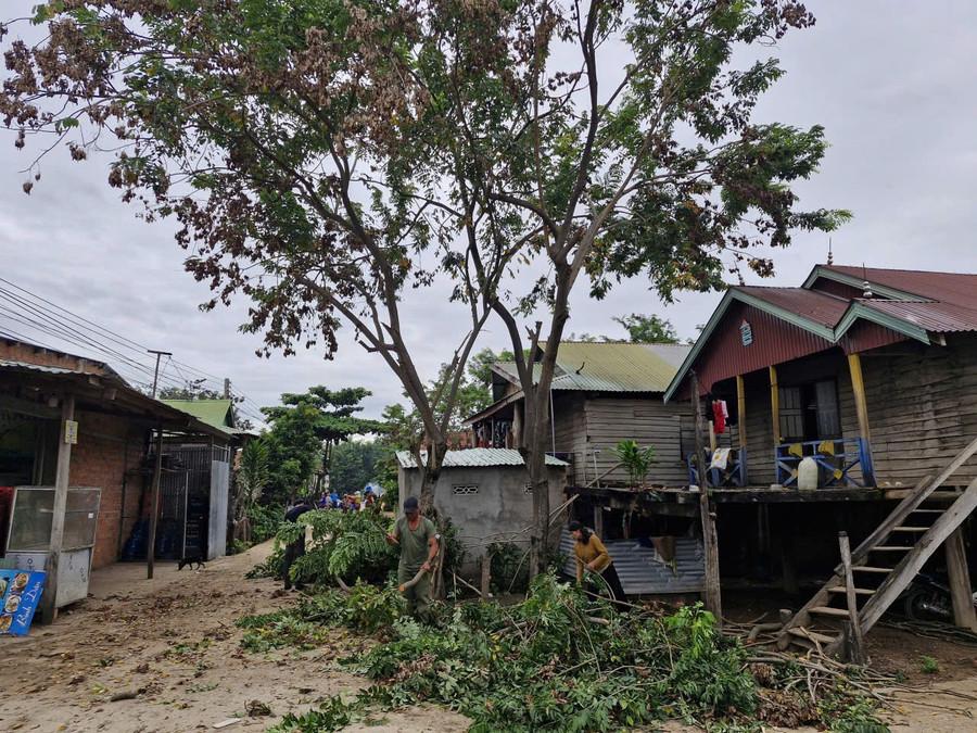 Người dân và chính quyền xã Ia Sao gia cố nhà cửa và cắt tỉa cây xanh. Ảnh: Văn Ngọc ia-sao.jpg